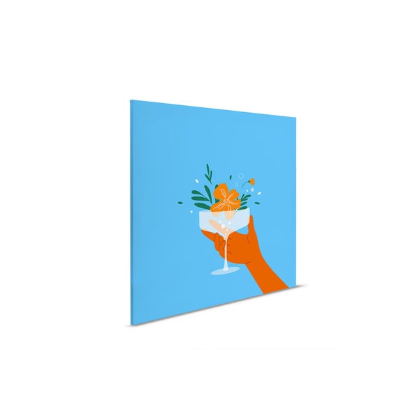 Leinwandbild mit Darstellung einer Hand, die ein Cocktailglas mit Blumen hält
