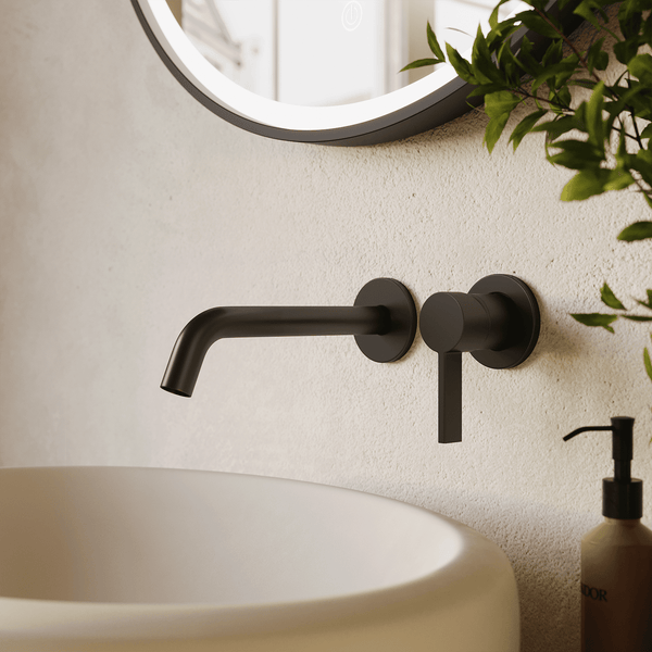 Moderne Unterputz Waschtischarmatur in mattem Design über einem runden Aufsatzwaschbecken vor einer hellen Wand.
