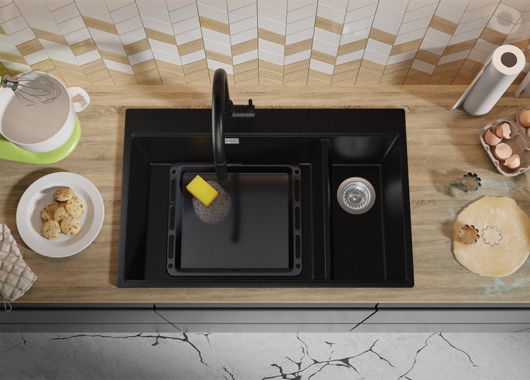 Küchenspüle mit Armatur, Spülmittel, Backblech und Zutaten zum Backen von Keksen.