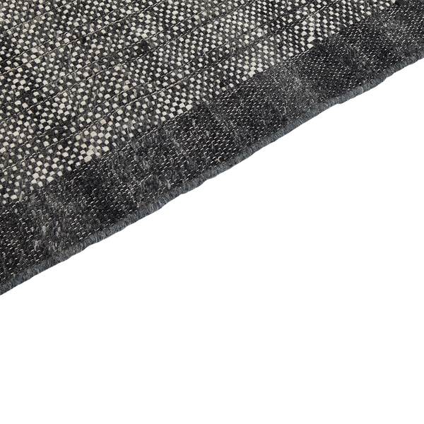 Nahaufnahme eines grau-weiß melierten, gewebten Teppichs mit strukturierter Oberfläche und Kante.