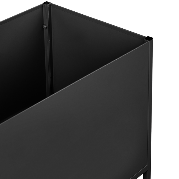 Holzunterstand mit Gitterstruktur neben einem Gartenhaus