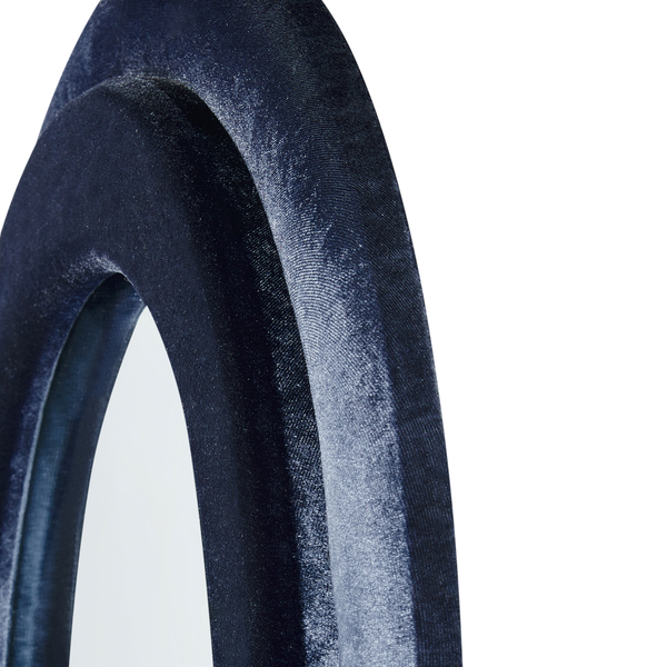 Detailansicht eines runden Spiegels mit Samtrahmen