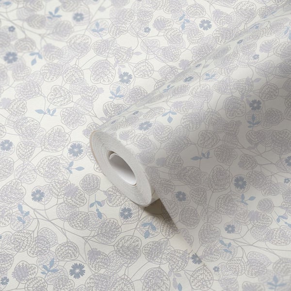 Nahaufnahme einer einzelnen Zapfenfrucht an einem Ast