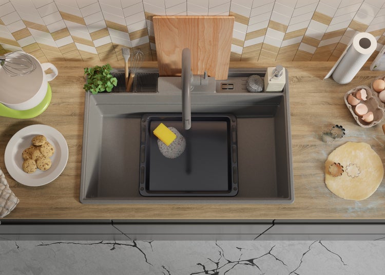 Küchenszene mit Spüle, Backblech, Spülmittel und Backzutaten