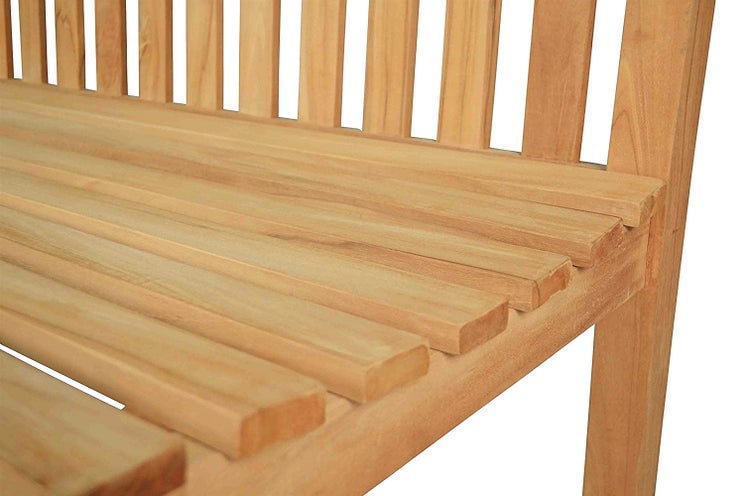 Detailansicht einer Gartenbank aus Holz mit Lattenrost