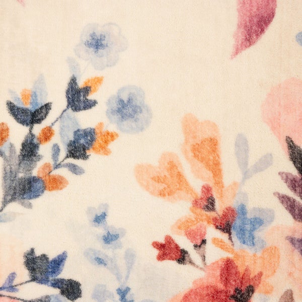 Teppich mit floralem Blumenmuster und weicher Oberfläche.