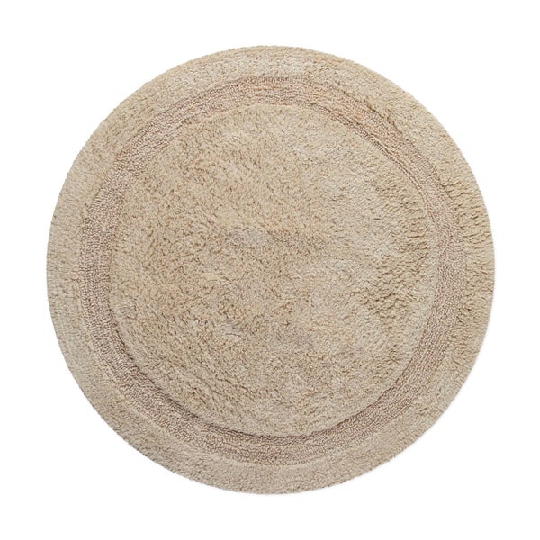 Runder beiger Badteppich mit flauschiger Textur und dekorativer Bordüre.