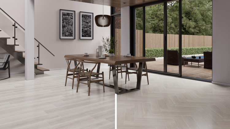 Heller Wohnraum mit Holzesstisch, Stühlen und Fliesenboden in Holzoptik.