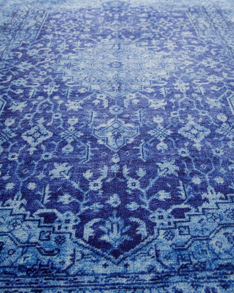 Blauer Perserteppich mit orientalischen Mustern im Vintage-Stil.