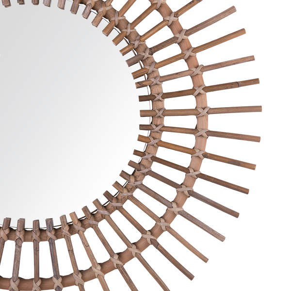 Detailansicht eines runden Spiegels mit einem Rahmen aus Bambusstäben im Sonnendesign.
