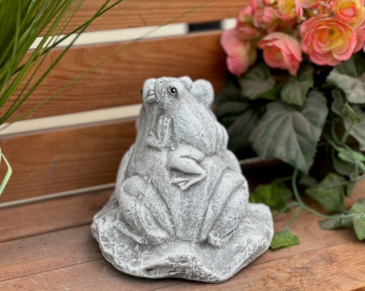Gartendekoration Froschpaar in Steinoptik, dekorative Gartenfigur aus Steinguss.