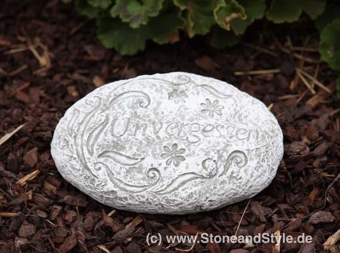 Gedenkstein für den Garten mit der Inschrift Unvergessen und floralen Verzierungen aus witterungsbeständigem Material.