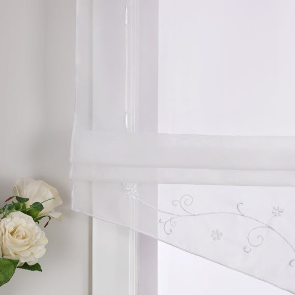 Dekorative Fensterdekoration mit Blumenmuster