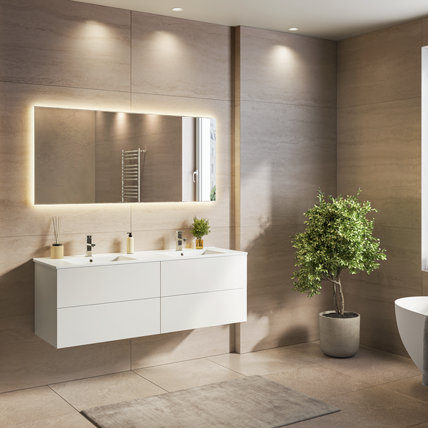 Modernes Badezimmer mit weißem Doppelwaschtisch, großem LED Spiegel und beigen Fliesen in einem hellen und organisierten Raum.