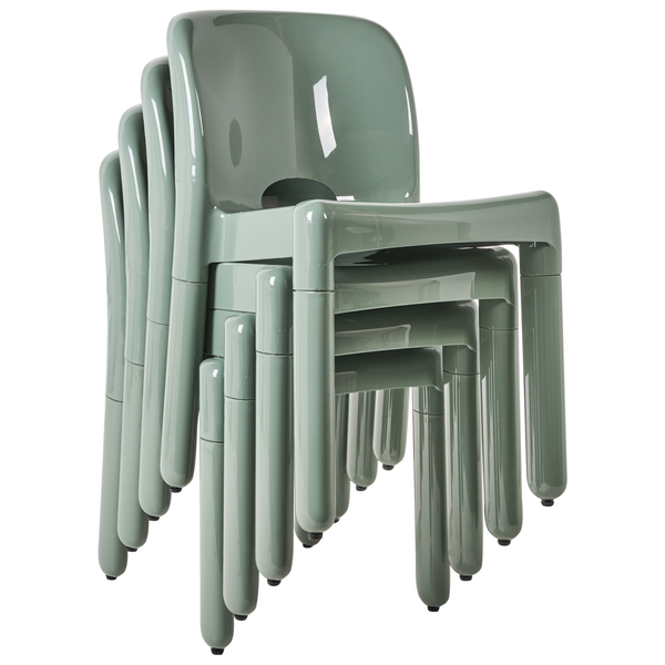 Stapel aus vier hellgrünen Stühlen