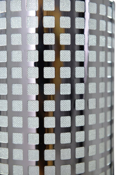 Nahaufnahme eines Lampenschirms mit quadratischem Lochmuster