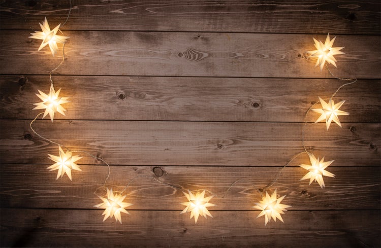 Sternenlichterkette auf Holzhintergrund