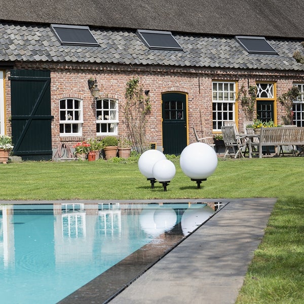 Wohnzimmer mit Sofa, Couchtisch und Dekorationselementen wie Kerzenhaltern