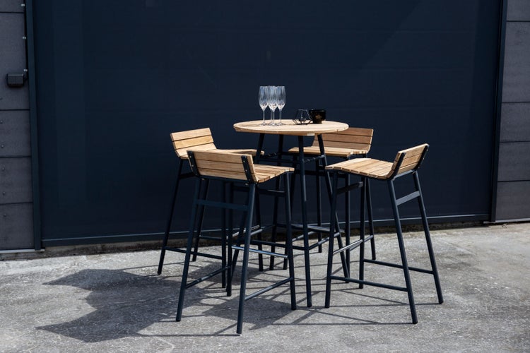 Detailansicht eines Tisches mit einer Tischplatte aus Holz und einem Untergestell aus Metall