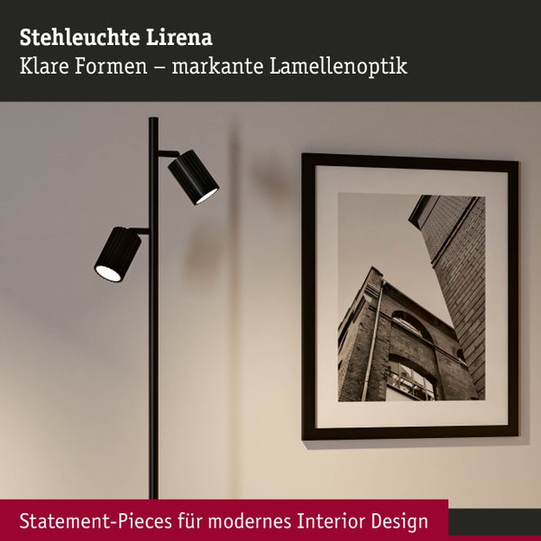 Stehleuchte Lirena mit zwei Leuchten und einem gerahmten Bild an der Wand