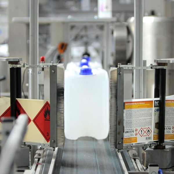 Abfüllanlage für Bioethanol mit Gefahrensymbolen