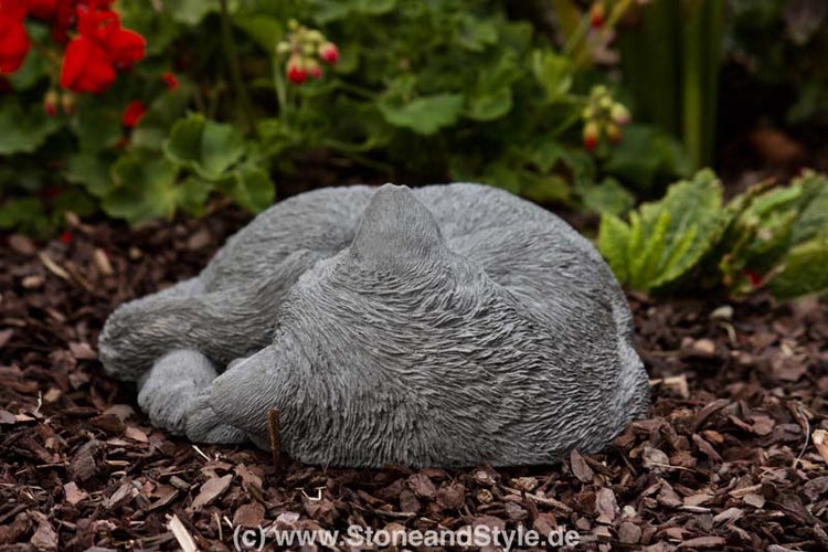 Gartenfigur in Form einer schlafenden Katze aus Steinmaterial zur Dekoration in Beeten oder auf der Terrasse.