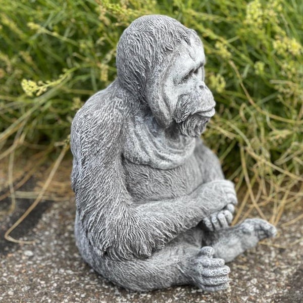 Steinfigur Orang-Utan für den Garten aus witterungsbeständigem Material