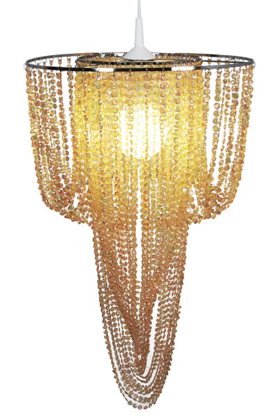 Einrichtung eines hellen Esszimmers mit einem Esstisch, Stühlen, Geschirr und einer Pendelleuchte