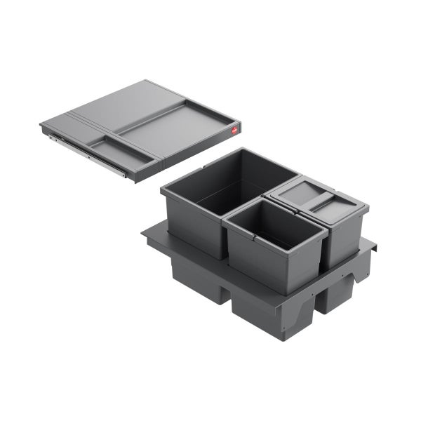 Ausziehbares Mülltrennsystem aus grauem Kunststoff mit drei Behältern, Rahmen und Deckelablage. Hailo Logo.
