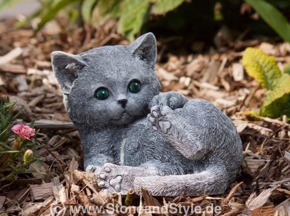 Dekorative Gartenfigur in Form eines liegenden Katzenbabys aus Steinguss für die Gartendekoration
