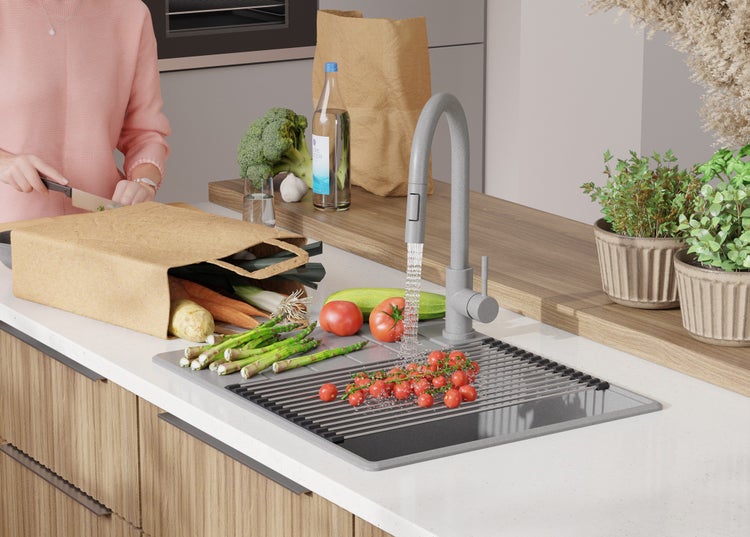 Küchenszene mit Spüle, Armatur und frischem Gemüse