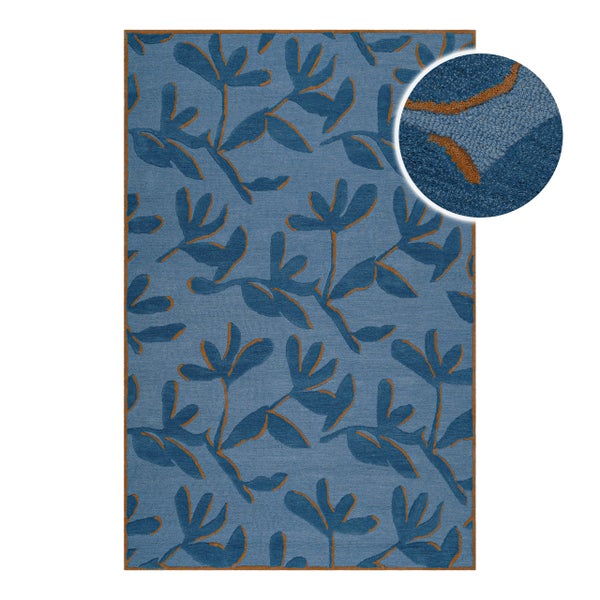 Blauer rechteckiger Teppich mit Blattmuster und Detailansicht der Oberflächenstruktur.