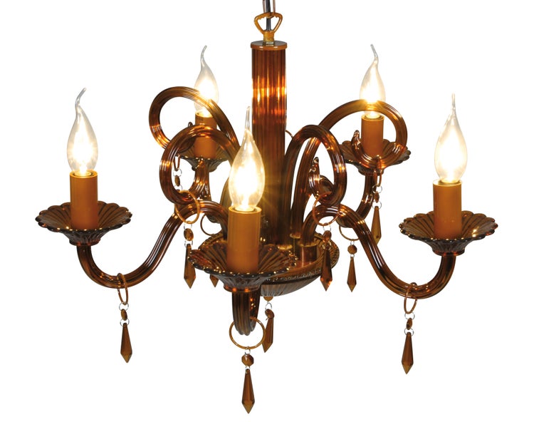 Kronleuchter mit fünf Leuchten und dekorativen Anhängern