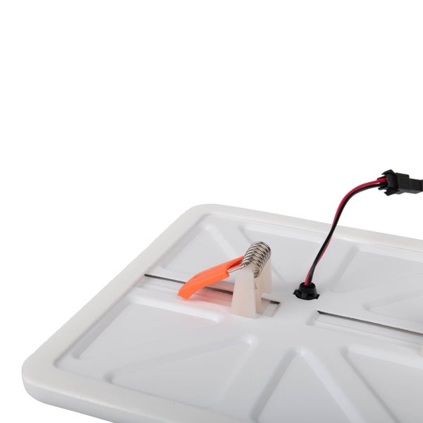 Detailansicht einer weißen Abdeckung mit Draht und Kabel