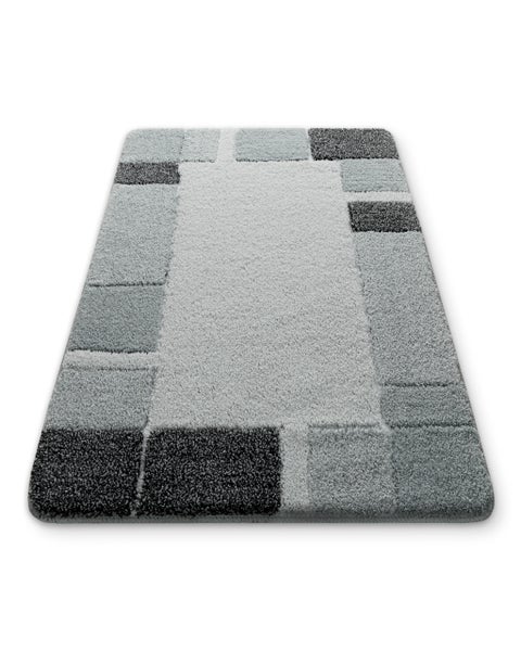 Grauer Badteppich mit geometrischem Karomuster, flauschige Textur.
