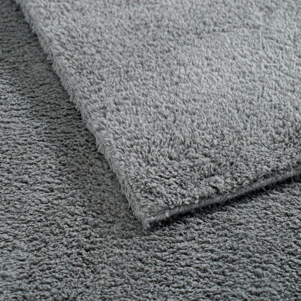 Graue Badematte mit Flor