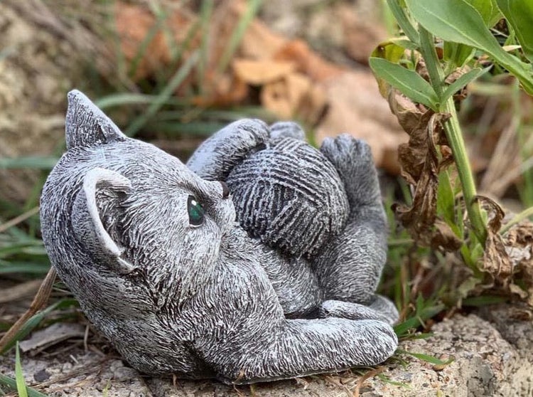 Gartenfigur Katze spielend mit Wollknäuel aus Kunststein als Dekoration für den Garten