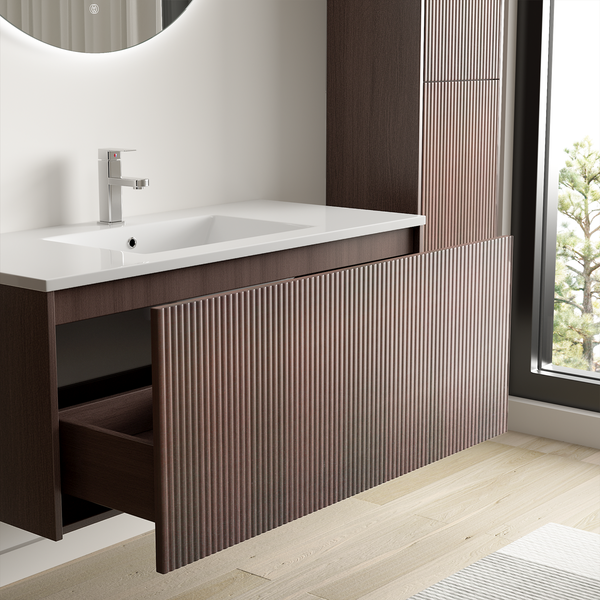 Moderner Waschtisch mit Waschbecken, Armatur und Unterschrank mit geriffelter Front und geöffneter Schublade in einem Badezimmer.