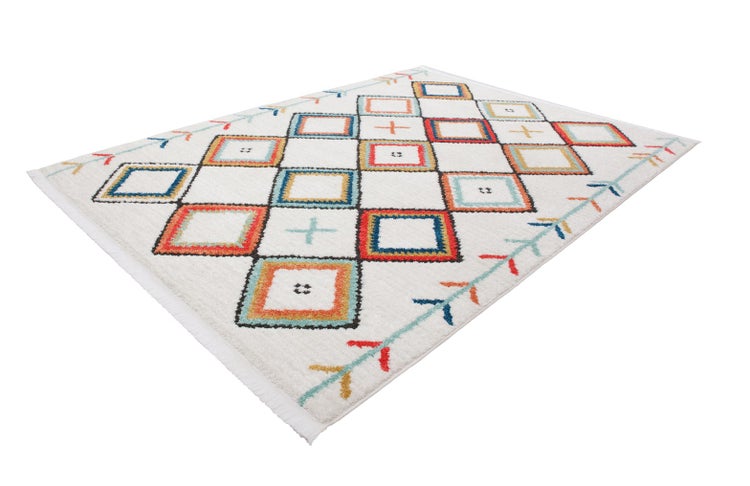 Rechteckiger Teppich mit buntem geometrischem Muster aus Rauten und Quadraten sowie Fransen.