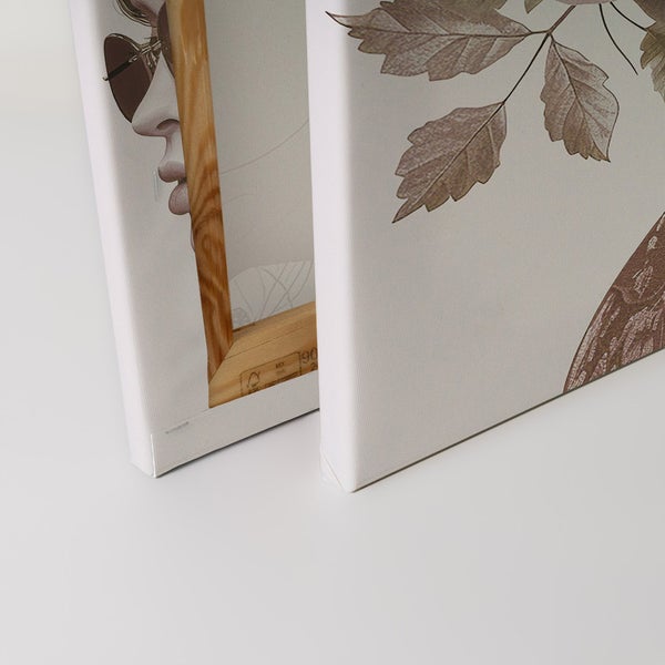 Nahaufnahme von zwei Leinwandbildern mit abstraktem Motiv und Holzrahmen