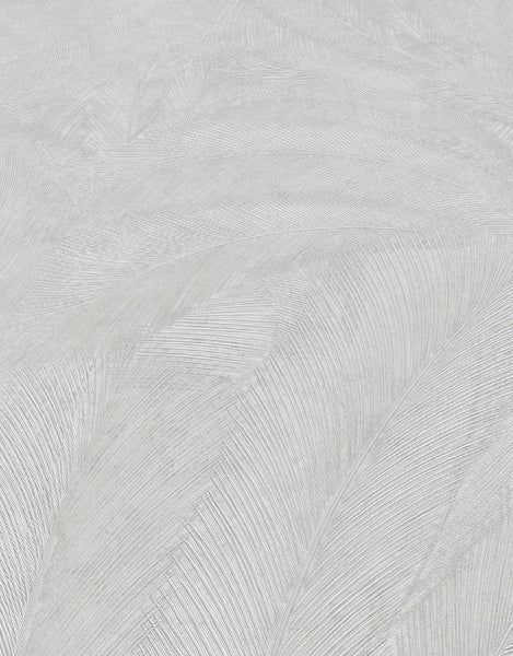 Nahaufnahme einer Wand mit Tapete in Blattmuster-Optik, kombiniert mit einem Korbtisch und Dekorationsgegenständen.