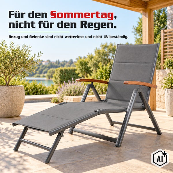 Klappbare Gartenliege mit Stoffbezug und Armlehnen aus Holz auf einer Terrasse mit Text-Hinweis zur eingeschränkten Witterungsbeständigkeit.
