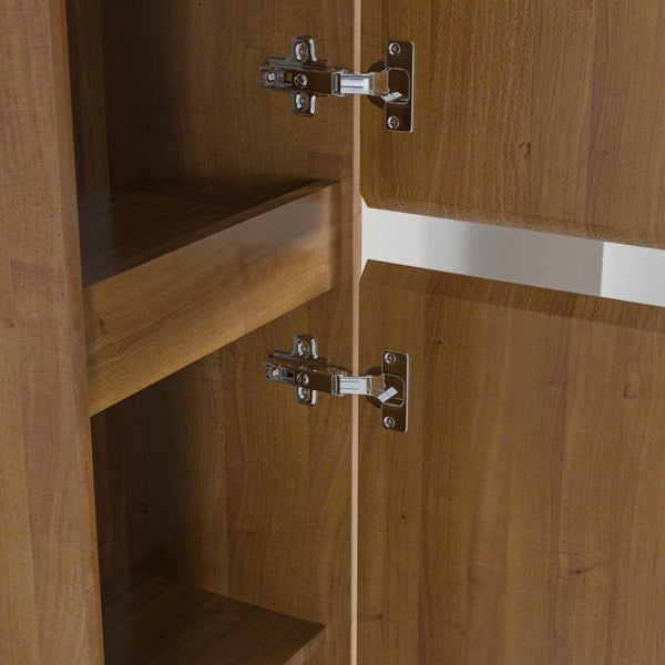 Nahaufnahme von Metall-Schrankscharnieren an einem Holzschrank mit brauner Holzmaserung.