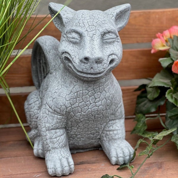Dekorative Gartenfigur in Form eines sitzenden Drachen aus Stein für die Außengestaltung