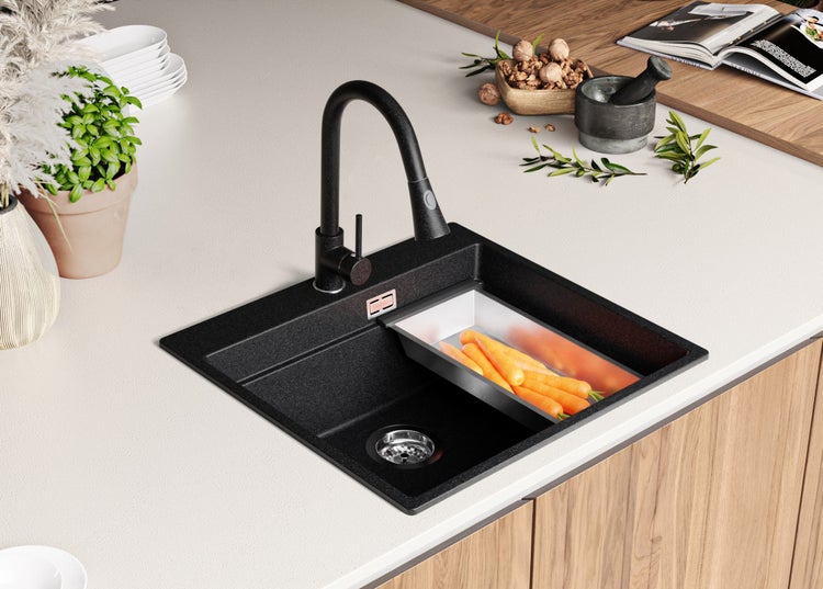 Schwarze Küchenspüle mit Abtropfschale und Armatur auf einer Arbeitsplatte