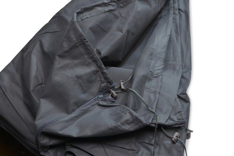 Wetterfeste Abdeckhaube aus robustem Gewebe mit Reißverschluss und Kordelzug zum Schutz von Gartenmöbeln.