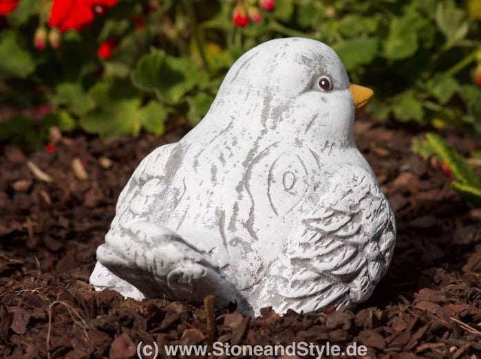 Dekorative Gartenfigur in Form eines Vogels aus Stein für den Außenbereich.