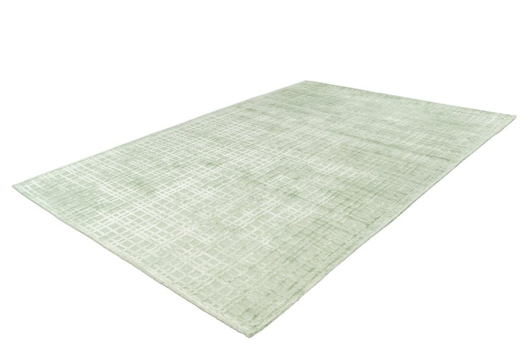 Hellgrüner Teppich mit dezentem Karomuster.
