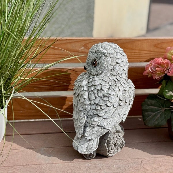 Eulen Gartenfigur aus Kunststein, detaillierte Textur, wetterfest, für den Außenbereich geeignet.