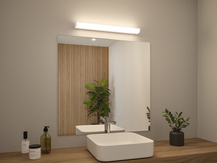 Badezimmer mit Waschtisch, Spiegel und Beleuchtung